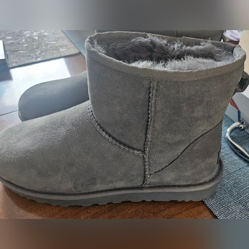 NIB Women's UGG Classic Mini II, Size 11